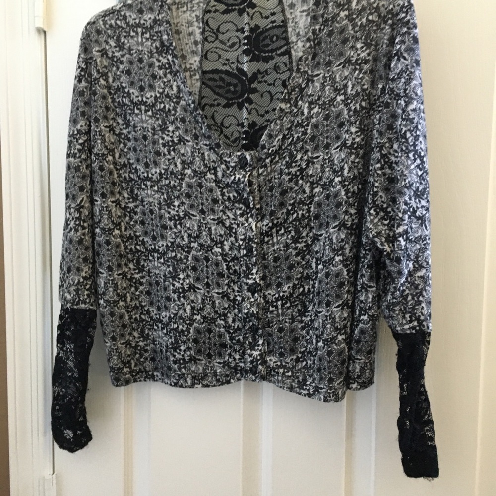 FINAL MARKDOWN LADIES lily white blouse (M)